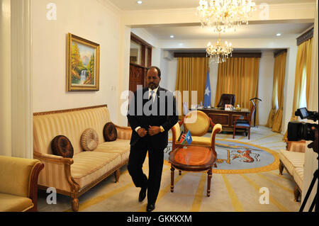Der somalische Präsident Hassan Scheich Mohamoud erhält die Anerkennung des neu ernannten kenianischen Botschafters in Somalia, Generalmajor (Rev.) Lukas Tumbo, im Präsidentenpalast in Mogadischu am 30. Juli 2015. Stockfoto