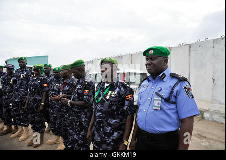 AMISOM Polizei Chef des Stabes, ACP Rex Dundun und der ausgehende Kontingent Kommandant der gebildet Polizei Einheit (FPU) Senior Superitendent der Polizei Samuel Bamuzibire und Polizisten stehen, um ein neues Kontingent von ankommenden ugandischen FPU-Personal unter der Mission der Afrikanischen Union in Somalia am 4. August 2015 dienen zu empfangen. AMISOM Foto/Omar Abdisalan Stockfoto