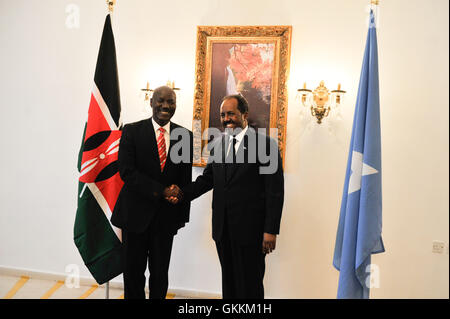 Am 30. Juli 2015 traf sich der somalische Präsident Hassan Scheich Mohamoud mit Generalmajor (Rev.) Lukas Tumbo, der neu ernannte kenianische Botschafter in Somalia, im Präsidentenpalast in Mogadischu. Major General Tumbo hat Präsident Mohamoud sein Zeugnis überreicht. Stockfoto
