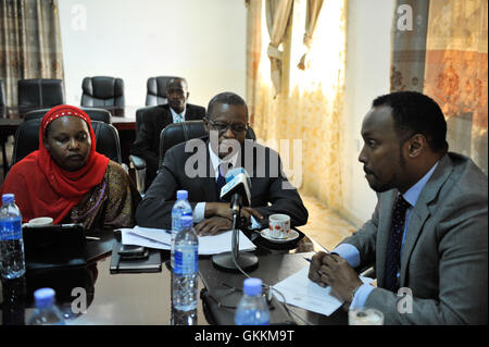 Der Sonderbeauftragte von der Afrikanischen Union Kommission Vorsitzenden (SRCC) für Somalia Botschafter Maman Sidikou (Mitte) mit seinem Stellvertreter Lydia Wanyoto und die AMISOM Force Commander General Jonathan Rono (nicht im Bild), bei einem Treffen mit dem Vorsitzenden der parlamentarischen Verteidigung Ausschuss Hussein arabische Isse, bei Villa Hargeisa in Mogadischu, Somalia, am 11. August 2015. Botschafter Sidikou wurde in Villa Hargeisa des parlamentarischen Verteidigungsausschusses erfüllen. Sie diskutierten Fragen der somalischen Sicherheitsinstitutionen. AMISOM Foto / Omar Abdisalan Stockfoto