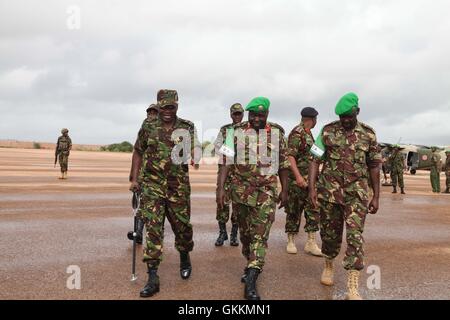 Von links nach rechts: The Kenya Defence Forces (KDF) Armee Kommandeur Generalleutnant Leonard Ngondi, der AMISOM Sektor zwei Kommandant, Brigadier Daniel Bartonjo (Mitte) und der AMISOM Sektor Kismayo Kommandeur, Oberstleutnant John Kipya durch Kismayo Flughafen gehen. Der KDF-Kommandant kam, um Truppen der AMISOM KDF in Kismayo, Somalia am 28. August 2015 zu besuchen. AMISOM Foto / Awil unterstützt Stockfoto