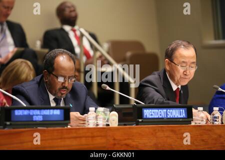 Somalischer Präsident Hassan Scheich Mohamoud spricht auf der UN-Generalversammlung am 28. September 2015 in New York auf einem hochrangigen Treffen zu Somalia. Auf der Tagung wurde die internationale Unterstützung für Somalias künftige und stabilisierende Bemühungen hervorgehoben. Foto entfernen Stockfoto