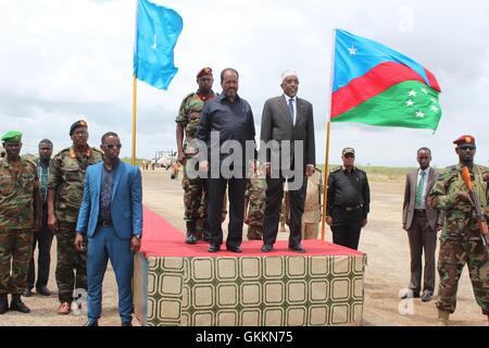 Am 15. Oktober 2015 erhielten der somalische Präsident Hassan Sheikh Mohamoud und Sharif Hassan Sheikh Adan, Präsident der Interim South West Administration, während eines Besuchs in Baidoa eine Ehrenwache der äthiopischen AMISOM-Truppen. Die Veranstaltung unterstrich die Rolle der AMISOM bei der Unterstützung der Führung Somalias. AMISOM Foto / Abdikarim Mohamed. Stockfoto