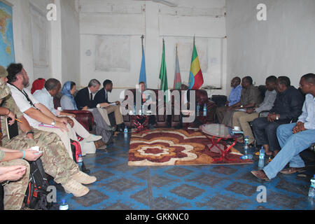 Die britische Botschafterin Harriet Mathews trifft am 25. Oktober 2015 den Präsidenten der Interim South West Administration Sharif Hassan Sheikh Aden während eines Arbeitsbesuchs in Baidoa, Somalia. Im Mittelpunkt des Treffens stand die Zusammenarbeit in Politik und Governance. AMISOM-Foto. Stockfoto