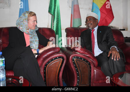 Frau Harriet Mathews, die britische Botschafterin in Somalia, trifft am 25. Oktober 2015 während eines Arbeitsbesuchs in Baidoa, Somalia, mit Präsident Sharif Hassan Sheikh Aden von der Interim South West Administration (ISWA) zusammen, um über Zusammenarbeit und regionale Entwicklung zu diskutieren. Stockfoto