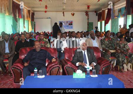 Am 15. Oktober 2015 nahmen Somalias Präsident Hassan Sheikh Mohamud und der Präsident der Interim South West Administration (ISWA) Sharif Hassan Sheikh Adan an einer Rede in Baidoa, Somalia, Teil. Auf der Veranstaltung wurde die Zusammenarbeit zwischen der somalischen Regierung und der ISWA in den Bereichen Governance und Sicherheit hervorgehoben. Foto: AMISOM / Abdikarim Mohamed. Stockfoto