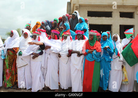 Am 15. Oktober 2015 begrüßten traditionelle Tänzerinnen in Baidoa Somalias Präsidenten Hassan Scheich Mohamud bei seiner Ankunft in der Stadt. Die Veranstaltung feierte seinen Besuch in der Region und war eine kulturelle Demonstration somalischer Gastfreundschaft. Stockfoto