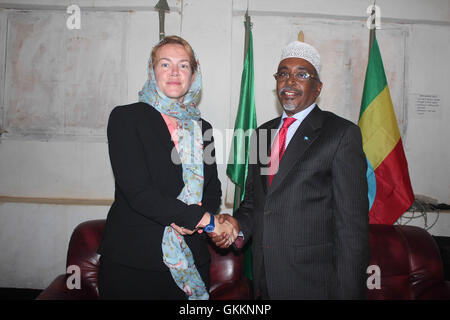 Die britische Botschafterin Harriet Mathews trifft am 25. Oktober 2015 in Baidoa auf ISWA-Präsident Sharif Hassan Sheikh Aden, um Fragen der regionalen Zusammenarbeit und Governance zu erörtern. Stockfoto