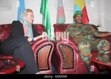 Am 25. Oktober 2015 traf sich die britische Botschafterin in Somalia, Frau Harriet Mathews, während eines Arbeitsbesuchs in Baidoa mit dem Befehlshaber des Sektors 3 der AMISOM, Yemane Gabre Mikael, zusammen. Bei dem Besuch wurde die Zusammenarbeit zwischen dem Vereinigten Königreich und Somalia in den Bereichen Sicherheit und Friedenskonsolidierung hervorgehoben. AMISOM Photo / Abdi Dakane. Stockfoto