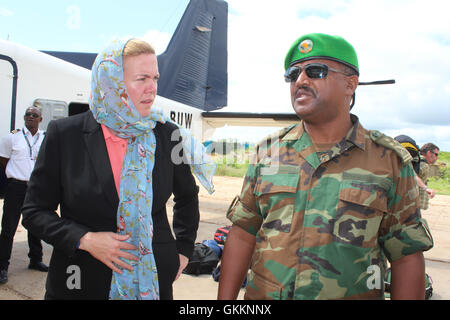 Am 25. Oktober 2015 wurde die britische Botschafterin in Somalia, Frau Harriet Mathews, während eines Arbeitsbesuchs in Baidoa vom AMISOM Sector 3 Commander Yemane Gabre Mikael empfangen. Im Mittelpunkt des Besuchs stand die Stärkung der diplomatischen und friedenserhaltenden Bemühungen in Somalia. Stockfoto