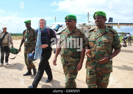 Am 25. Oktober 2015 wurde die britische Botschafterin in Somalia, Frau Harriet Mathews, während ihres Arbeitsbesuchs in Baidoa, Somalia, vom AMISOM Sector 3 Commander Yemane Gabre Mikael empfangen. Im Mittelpunkt des Besuchs stand die Stärkung der internationalen Unterstützung für die Friedenskonsolidierung und die Sicherheitsbemühungen Somalias. AMISOM Foto von Abdi Dakane. Stockfoto