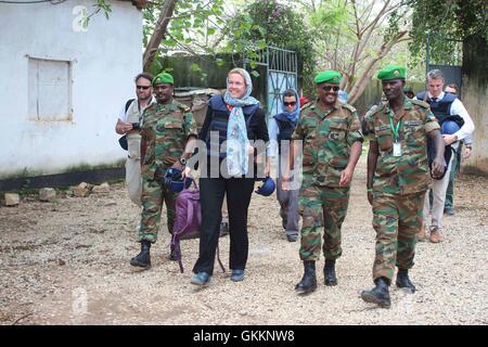 Am 25. Oktober 2015 wurde die britische Botschafterin in Somalia Harriet Mathews von der AMISOM Sector 3 Kommandeurin Yemane Gabre Mikael bei ihrem Arbeitsbesuch in Baidoa, Somalia, begrüßt. Im Mittelpunkt des Besuchs standen die Stärkung der diplomatischen Beziehungen und die Unterstützung der Friedenssicherungsmission der AMISOM in der Region. Stockfoto
