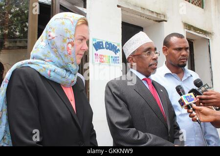 Am 25. Oktober 2015 sprechen Sharif Hassan Sheikh Aden, Präsident der Interim South West Administration (ISWA), und Harriet Mathews, britische Botschafterin in Somalia, während eines Besuchs in Baidoa. Im Mittelpunkt des Besuchs stand die Stärkung der Beziehungen zwischen Somalia und dem Vereinigten Königreich. AMISOM Photo / Abdi Dakane Stockfoto