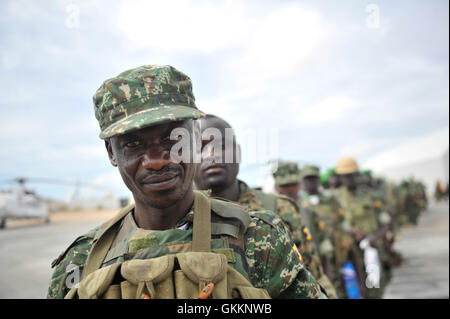 Soldaten aus Uganda People es Defence Force, Teil der Mission der Afrikanischen Union in Somalia (AMISOM) verlassen für Uganda, nachdem sie ihre Tour der Aufgabe in Somalia am 8. November 2015 endete. AMISOM Foto / Ilyas Ahmed Stockfoto