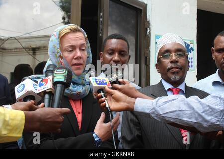 Am 25. Oktober 2015 sprachen die britische Botschafterin in Somalia, Frau Harriet Mathews, und der Präsident der Interim South West Administration (ISWA), Sharif Hassan Sheikh Aden, während eines Arbeitsbesuchs in Baidoa, Somalia. Stockfoto