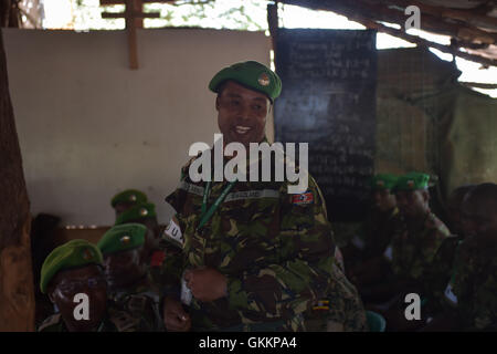 Ein Soldat, der Zugehörigkeit zu der Mission der Afrikanischen Union in Somalia Adressen Kommandeur, Generalleutnant Jonathan Rono, bei einem Besuch von ihm in Kismayo, Somalia, am 10. Dezember. AMISOM Foto Stockfoto