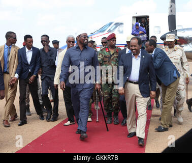 Am 14. Januar 2016 wurde Somalias Präsident Hassan Sheikh Mohamud vom Präsidenten der Interim Jubba Administration Ahmed Mohamed Islan in Kismayo empfangen. Im Mittelpunkt des Besuchs stand die Stärkung der politischen Zusammenarbeit und der Stabilität in der Region. AMISOM Photo / Barut Mohamed. Stockfoto