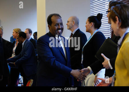 Somalias Präsident Hassan Sheikh Mohamud begrüßt die Delegierten auf dem Hochrangigen Partnerschaftsforum (HLPF) am 24. Februar 2016 in Istanbul, Türkei. Im Mittelpunkt des Forums stand die Überprüfung der Fortschritte des New Deal Compact, einer zentralen Initiative für die Entwicklung Somalias, die 2013 in Brüssel verabschiedet wurde. AMISOM-Foto Stockfoto