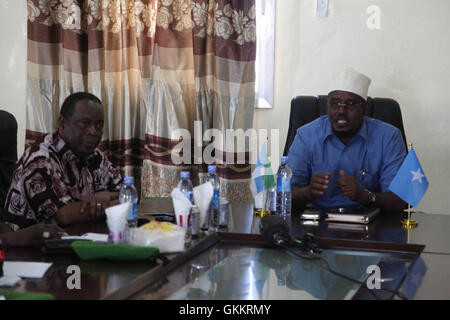 Der Interim Jubbaland Administration (IJA) Präsident Ahmed Mohamed Islam (rechts) trifft mit dem Sonderbeauftragten des Vorsitzenden der Afrikanischen Union Kommission (SRCC) für Somalia, Botschafter Francisco Caetano Madeira in Kismayo, Somalia am 13. März 2016. AMISOM Foto / Barut Mohamed Stockfoto