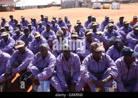 Neue Rekruten für die Übergangsverwaltung Jubbaland Polizei anhören die Interim Jubbaland Administration (IJA) Beamten und dem Sonderbeauftragten des Vorsitzenden der Afrikanischen Union Kommission (SRCC) für Somalia, Botschafter Francisco Caetano Madeira (nicht im Bild) bei einem Besuch o Kismayo, Somalia am 13. März 2016. AMISOM Foto / Barut Mohamed Stockfoto