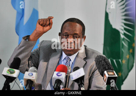 Der Sonderbeauftragte des Vorsitzenden der Afrikanischen Union Kommission (SRCC) für Somalia, spricht Botschafter Francisco Caetano Madeira Journalisten auf einer Pressekonferenz auf AMISOMs neuesten Aktivitäten und Erfolge. Am 15. März 2016 fand dies in Mogadischu, Somalia. AMISOM Foto / Ilyas Ahmed Stockfoto