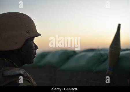 Burundischen Soldat blickt als Teil der Mission der Afrikanischen Union in Somalia, auf seiner Position bei einem Armeestützpunkt in El Baraf, Somalia, am 4. März. Am 23. Februar 2016 wurde von der Terrorgruppe Al Shabab durch den burundischen Kontingent von AMISOM El Baraf befreit. AMISOM Foto / Tobin Jones Stockfoto