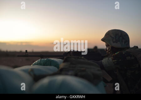 Burundischen Soldat blickt als Teil der Mission der Afrikanischen Union in Somalia, auf seiner Position bei einem Armeestützpunkt in El Baraf, Somalia, am 4. März. Am 23. Februar 2016 wurde von der Terrorgruppe Al Shabab durch den burundischen Kontingent von AMISOM El Baraf befreit. AMISOM Foto / Tobin Jones Stockfoto