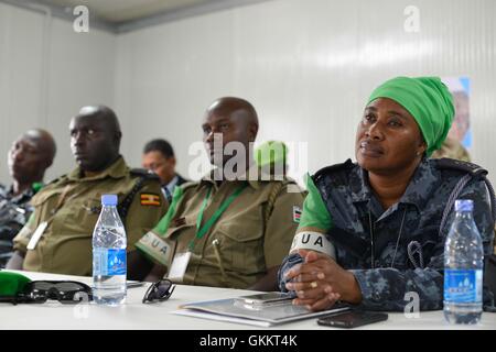 AMISOM zivil-militärische Koordination (CIMIC) Offiziere aus allen Bereichen Webinar Workshop für die Verbreitung der Somalia Land spezifische humanitäre zivil-militärische Koordination Leitlinien in Mogadischu, Somalia, am April 2016 statt. AMISOM Foto / Omar Abdisalan Stockfoto