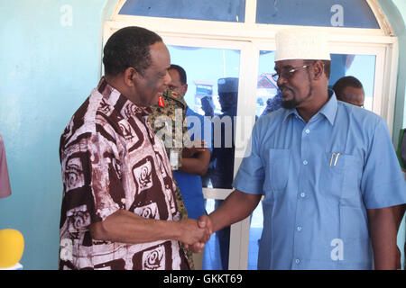 Die Interim Jubbaland Administration (IJA) Präsident Ahmed Mohamed Islam (rechts) schüttelt Hände mit dem Sonderbeauftragten des Vorsitzenden der Afrikanischen Union Kommission (SRCC) für Somalia, Botschafter Francisco Caetano Madeira in Kismayo, Somalia am 13. März 2016. AMISOM Foto / Barut Mohamed Stockfoto