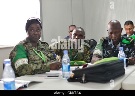 AMISOM zivil-militärische Koordination (CIMIC) Offiziere aus allen Bereichen Webinar Workshop für die Verbreitung der Somalia Land spezifische humanitäre zivil-militärische Koordination Leitlinien in Mogadischu, Somalia, am April 2016 statt. AMISOM Foto / Omar Abdisalan Stockfoto