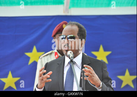 Somalias Präsident Hassan Scheich Mohamud hält eine Rede während einer Zeremonie zum Tag der Europäischen Union am 9. Mai 2016 in Mogadischu. Die Veranstaltung feierte die Beziehungen zwischen der EU und Somalia und die Unterstützung der Entwicklungs- und Friedensbemühungen Somalias durch die EU. Stockfoto