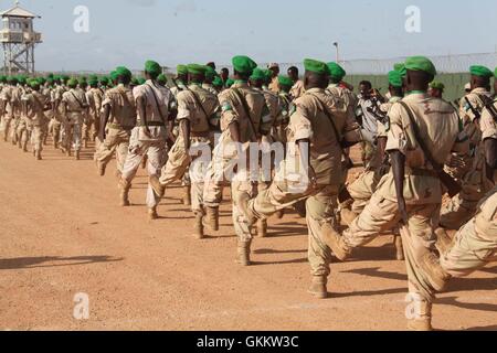 Djibouti-Soldaten, die unter Mission der Afrikanischen Union in Somalia (AMISOM) marschieren während der 39. Jahrestag von Dschibuti Armed Forces Day in Sektor 4 Beletweyne, Somalia am 6. Juni 2016. AMISOM Foto / Ahmed Qeys Stockfoto