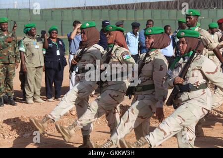 Djibouti-Soldaten, die unter Mission der Afrikanischen Union in Somalia (AMISOM) marschieren während der 39. Jahrestag von Dschibuti Armed Forces Day in Sektor 4 Beletweyne, Somalia am 6. Juni 2016. AMISOM Foto / Ahmed Qeys Stockfoto