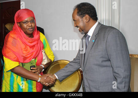 Am 23. Juli 2016 trifft sich der somalische Präsident Hassan Sheikh Mohamoud mit dem stellvertretenden SRCC der AMISOM, Lydia Wanyoto, in Mogadischu. Das Treffen beinhaltete die formelle Einführung des neuen Befehlshabers der AMISOM, General Osman Noor Soubagleh. Stockfoto
