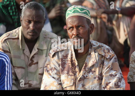 Djibouti-Soldaten, die unter Mission der Afrikanischen Union in Somalia (AMISOM) besuchen Morgengebet anlässlich Eid el-Fitr, das Ende des Fastenmonats Ramadan in Beletweyne am 7. Juli 2016 markiert. AMISOM Foto / Ahmed Qeys Stockfoto