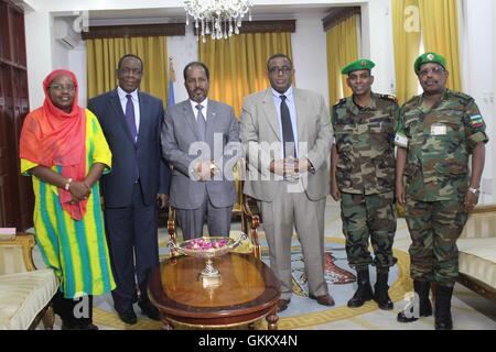 Am 23. Juli 2016 traf sich der somalische Präsident Hassan Sheikh Mohamoud mit der Führung der AMISOM in Mogadischu, um General Osman Noor Soubagleh offiziell als neuen Befehlshaber der AMISOM-Streitkräfte vorzustellen. Stockfoto