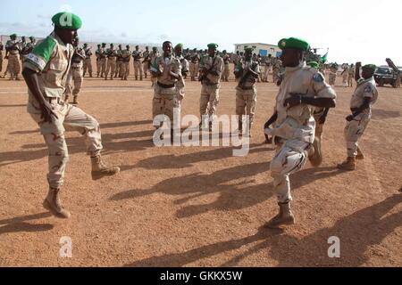 Djibouti-Soldaten, die unter Mission der Afrikanischen Union in Somalia (AMISOM) führen Sie Unterhaltung während einer Zeremonie anlässlich der Dschibuti Independence Day in Beletweyne am 27. Juni 2016. AMISOM Foto / Ismail Hassan Stockfoto