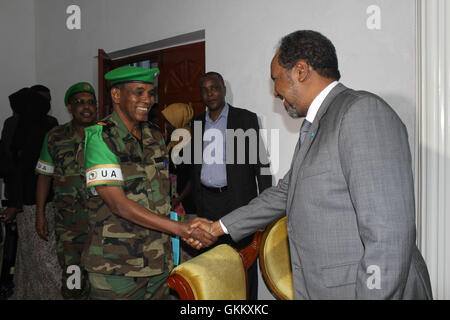 Der neu ernannte Befehlshaber der AMISOM-Streitkräfte, General Osman Noor Soubagleh, trifft am 23. Juli 2016 in Mogadischu mit dem somalischen Präsidenten Hassan Scheich Mohamoud zusammen. Im Mittelpunkt des Treffens stand die Stärkung der Zusammenarbeit zwischen der AMISOM und der somalischen Regierung. Stockfoto