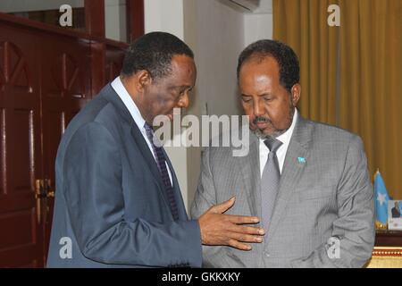 Botschafter Francisco Madeira (rechts) spricht mit dem somalischen Präsidenten Hassan Sheikh Mohamoud in der Villa Somalia während eines Besuchs am 23. Juli 2016, um den neuen AMISOM Force Commander General Osman Noor Soubagleh vorzustellen. Stockfoto