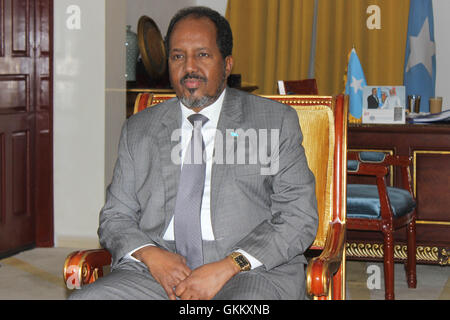 Am 23. Juli 2016 traf sich der somalische Präsident Hassan Sheikh Mohamoud mit der Führung der AMISOM in Mogadischu und stellte General Osman Noor Soubagleh offiziell als neu ernannter AMISOM Force Commander vor. Stockfoto