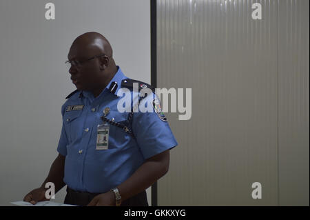 Der AMISOM Polizei Chef des Stabes, Rex Dundun spricht für Offiziere, die neu in der Mission der Afrikanischen Union in Somalia im Rahmen einer Induktion Zeremonie in Mogadischu, Somalia, am 14. August 2016. AMISOM Foto Stockfoto