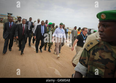 Augustine Mahiga, Sonderbeauftragte des UN-Generalsekretärs für UNPOS, kommt am 24. Januar 2013 in Mogadischu, Somalia, an. die erste Vollzeitpräsenz der Vereinten Nationen in Somalia seit 17 Jahren. Er wird von AmISOM-Beamten und Vertretern der somalischen Übergangsregierung begleitet. AMISOM-Foto Stockfoto