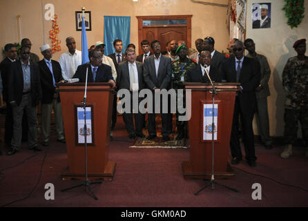 Augustine Mahiga, Sonderbeauftragte des Generalsekretärs für UNPOS, hält am 24. Januar 2013 in der Villa Somalia eine gemeinsame Pressekonferenz mit dem somalischen Premierminister Abdiweli Mohamed Ali ab. Dies war die erste ständige Präsenz der Vereinten Nationen in Somalia seit 17 Jahren, nachdem das UNPOS von Kenia nach Mogadischu verlegt wurde. Stockfoto