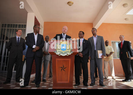 SOMALIA, Mogadischu: Auf einem Foto von der hybride Nationen Informationen Support Team 2 Februar veröffentlicht, spricht britische Außenminister William Hague während einer Pressekonferenz mit im Villa Somalia, der Sitz der Übergangs-Bundesregierung und den Präsidentenpalast. Haag war heute der erste britische Außenminister zu Fuß in Somalia seit über 20 Jahren traf er mit der Führung der Mission der Afrikanischen Union in Somalia (AMISOM) und dem Präsidenten der somalischen Regierung (Übergangs) Scheich Sharif Sheikh Ahmed, und formal Einführung der credenti Stockfoto