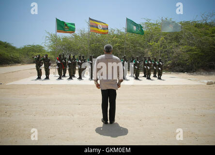 SOMALIA, Mogadischu: Auf einem Handout Foto von der hybride Nationen Informationen Support-Team zur Verfügung gestellt, zentrale AU Sonderbeauftragten für Somalia Jerry Rawlings steht vor einer Wache Ehrengast bei der Mission der Afrikanischen Union in Somalia (AMISOM) folgenden seine Ankunft in der somalischen Hauptstadt 7. Februar für einen zweitägigen Besuch. Rawlings flog in Mogadischu in Gesprächen mit politischen Gruppierungen innerhalb der Regierung (Übergangs) beschleunigte die international anerkannten Roadmap-Prozess und finden einen Ausweg aus der derzeit festgefahrenen politischen Situation engagieren Stockfoto