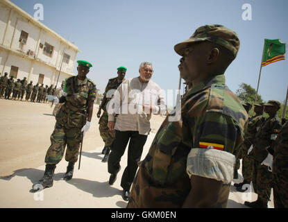 SOMALIA, Mogadischu: Auf einem Handout Foto von der hybride Nationen Informationen Support-Team zur Verfügung gestellt, prüft AU Sonderbeauftragten für Somalia Jerry Rawlings eine Ehrenwache bei der Mission der Afrikanischen Union in Somalia (AMISOM) Hauptsitz nach seiner Ankunft in der somalischen Hauptstadt 7. Februar für einen zweitägigen Besuch. Rawlings flog in Mogadischu, führen Gespräche mit politischen Gruppierungen innerhalb der Regierung (Übergangs), Fast-Track des international anerkannten Roadmap-Prozess und finden einen Ausweg aus der derzeit festgefahrenen politischen Situation in der co Stockfoto