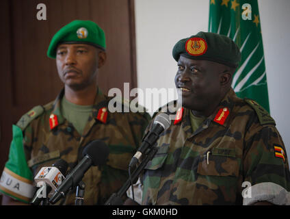 SOMALIA, Mogadischu: In einem Handout Foto veröffentlicht durch die hybride Nationen Telekomunikation Support Team 26 April eingehenden Mission der Afrikanischen Union in Somalia (AMISOM) Force Commander Lt. Gen Andrew Gutti (rechts), flankiert von den aktuellen FC Maj Gen Fred, spricht die Somali Media bei der Mission Sitz in der Hauptstadt Mogadischu. Generalleutnant Gutti befindet sich eine Orientierungsfahrt durch die Mission Einsatzgebiet vor der Übernahme von Generalmajor Mugisha. AU-UN IST FOTO / STUART PRICE. Stockfoto