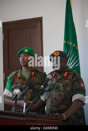 SOMALIA, Mogadischu: In einem Handout Foto veröffentlicht durch die hybride Nationen Telekomunikation Support Team 26 April eingehenden Mission der Afrikanischen Union in Somalia (AMISOM) Force Commander Lt. Gen Andrew Gutti (rechts), flankiert von den aktuellen FC Maj Gen Fred, spricht die Somali Media bei der Mission Sitz in der Hauptstadt Mogadischu. Generalleutnant Gutti befindet sich eine Orientierungsfahrt durch die Mission Einsatzgebiet vor der Übernahme von Generalmajor Mugisha. AU-UN IST FOTO / STUART PRICE. Stockfoto