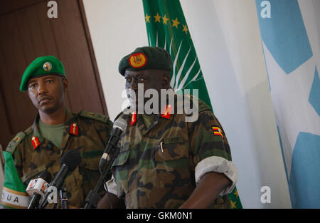 SOMALIA, Mogadischu: In einem Handout Foto veröffentlicht durch die hybride Nationen Telekomunikation Support Team 26 April eingehenden Mission der Afrikanischen Union in Somalia (AMISOM) Force Commander Lt. Gen Andrew Gutti (rechts), flankiert von den aktuellen FC Maj Gen Fred, spricht die Somali Media bei der Mission Sitz in der Hauptstadt Mogadischu. Generalleutnant Gutti befindet sich eine Orientierungsfahrt durch die Mission Einsatzgebiet vor der Übernahme von Generalmajor Mugisha. AU-UN IST FOTO / STUART PRICE. Stockfoto