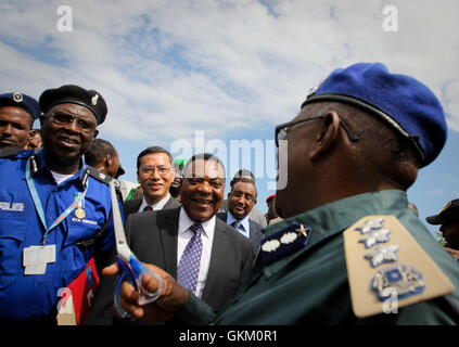 SOMALIA, Mogadischu: Auf einem Foto zur Verfügung gestellt von der Afrikanischen Union Vereinten Nationen Informationen unterstützen Team 7 Mai, UN-Sonderbeauftragter des Generalsekretärs, spricht Augustine Mahiga (Mitte) mit somalischen Polizei-Beauftragter Sharif Sekhuna Mayi (rechts) vor schneiden Band während einer Übergabezeremonie der Ausrüstung, die von der Regierung von Japan durch die politischen Büros der Vereinten Nationen für Somalia (UNPOS) Treuhandfonds zur Unterstützung der Wiederaufbau der SPS in der somalischen Hauptstadt Mogadischu gespendet. Die Geräte enthalten eine motor-Transport-Flotte von 15 Pick-up-Trucks, zwei Truppe Personal carr Stockfoto